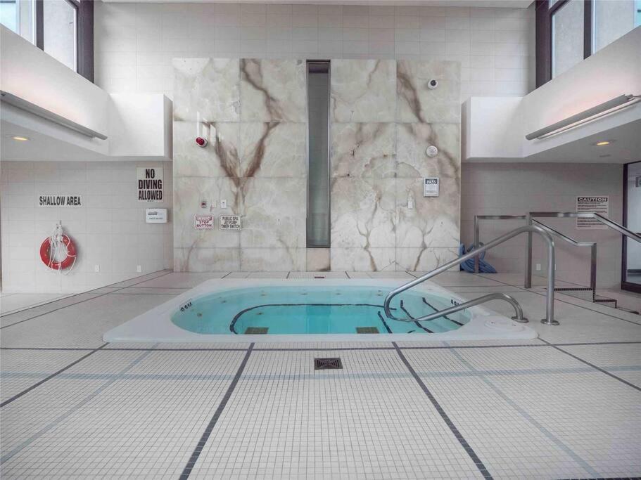 Lakeview Condo In Downtown With Free Parking. โตรอนโต ภายนอก รูปภาพ